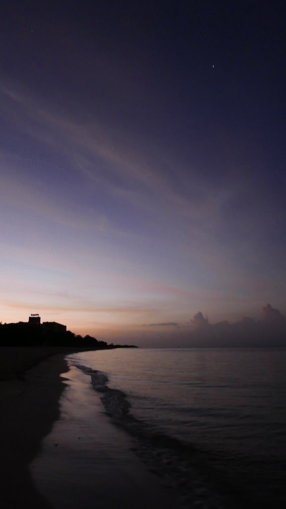 쿠바 앙꼰 비치의 일출 무렵. 바다와 하늘 경계에 색상이 점차 번지고 있다.